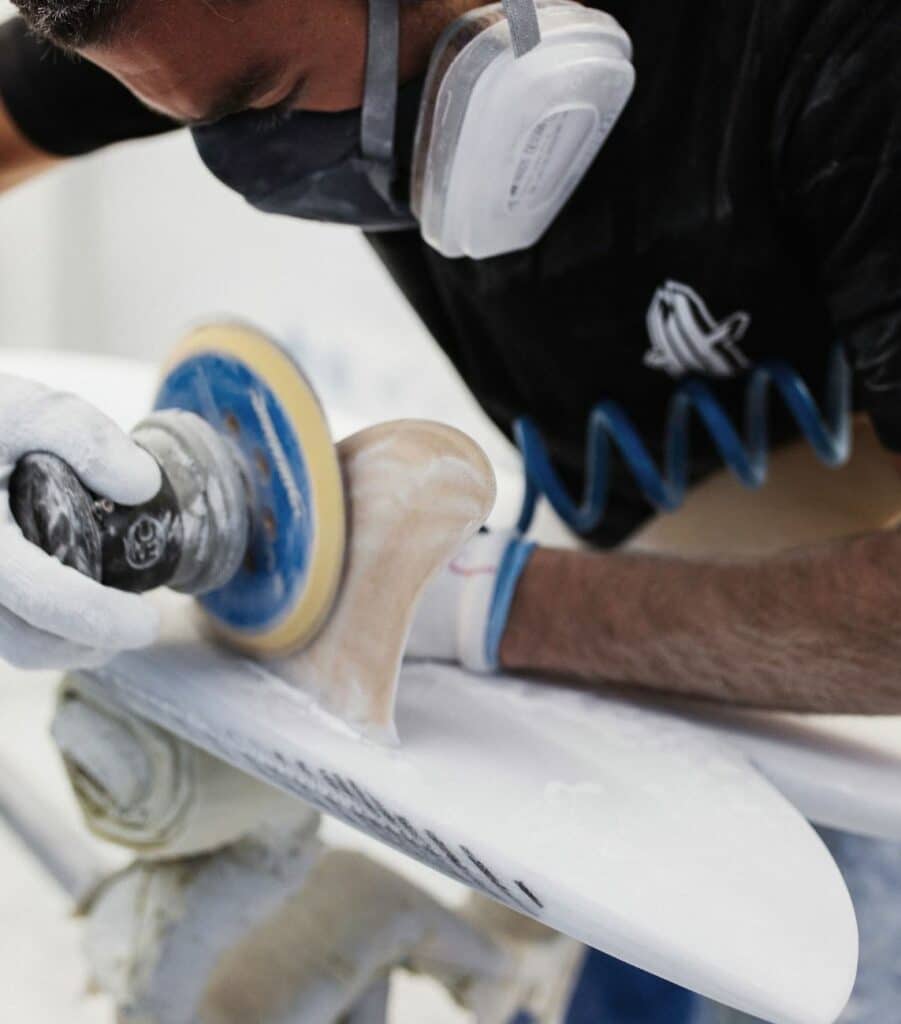 GPTurf fins, essential for performance, vary in shape and function: Single Fins guarantee stability, Twin Fins offer speed and maneuverability, Thrusters balance control and responsiveness, while Quads excel in powerful waves and Five Fins offer maximum flexibility. Choosing the right fin depends on your personal preferences and surfing conditions.