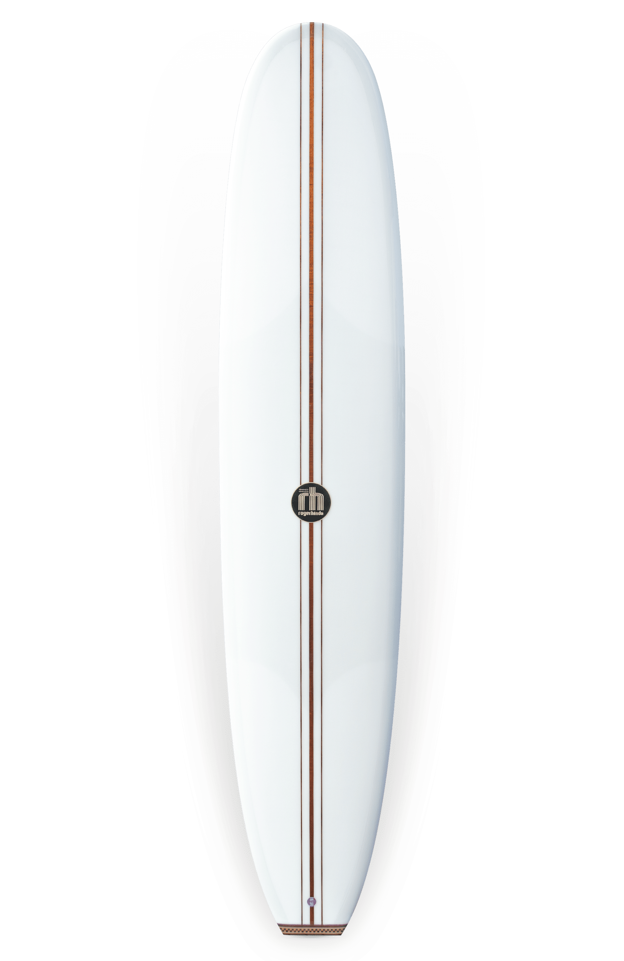 Shapers-Club- The Roger Hinds - La tavola da surf Classic 9'4" x 23" x 3' 1/4" ha una forma elegante e filante con due corde di legno parallele che corrono longitudinalmente al centro. Presenta un logo al centro e un sottile contorno nero intorno ai bordi, che si assottiglia fino a formare un naso appuntito e una coda arrotondata. -surfshop-surfboard