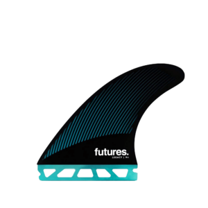 Shapers-Club- Un aileron de planche de surf bleu sarcelle et noir avec le nom de la marque « futures » et « LEGACY I R4 » écrit dessus. L'aileron, qui fait partie de la collection Small 2022, présente un design dégradé à rayures et une découpe à la base pour la fixation. Le fond est vert uni. -surfshop-surfboard
