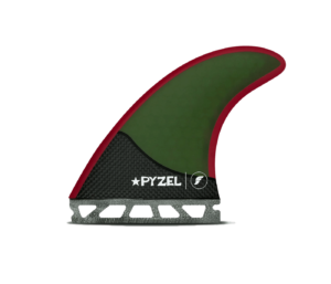 Shapers-Club- Aileron de planche de surf Futures Fins - Pyzel Medium RTM avec un corps noir et vert, mis en valeur par un contour rouge le long du bord incurvé. L'aileron présente un motif en fibre de carbone sur la partie inférieure et affiche le logo Pyzel à côté d'une autre icône sur le côté. Ce design élégant et moderne est compatible avec les configurations RTM moyennes. -surfshop-surfboard