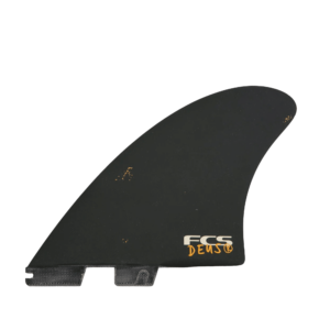 Shapers-Club- Une dérive de planche de surf noire avec des rayures mineures, comportant « FCS - DEUS » imprimé en blanc et orange près de la base, et présentant un design élégant de quille moderne sur un fond transparent. -surfshop-surfboard