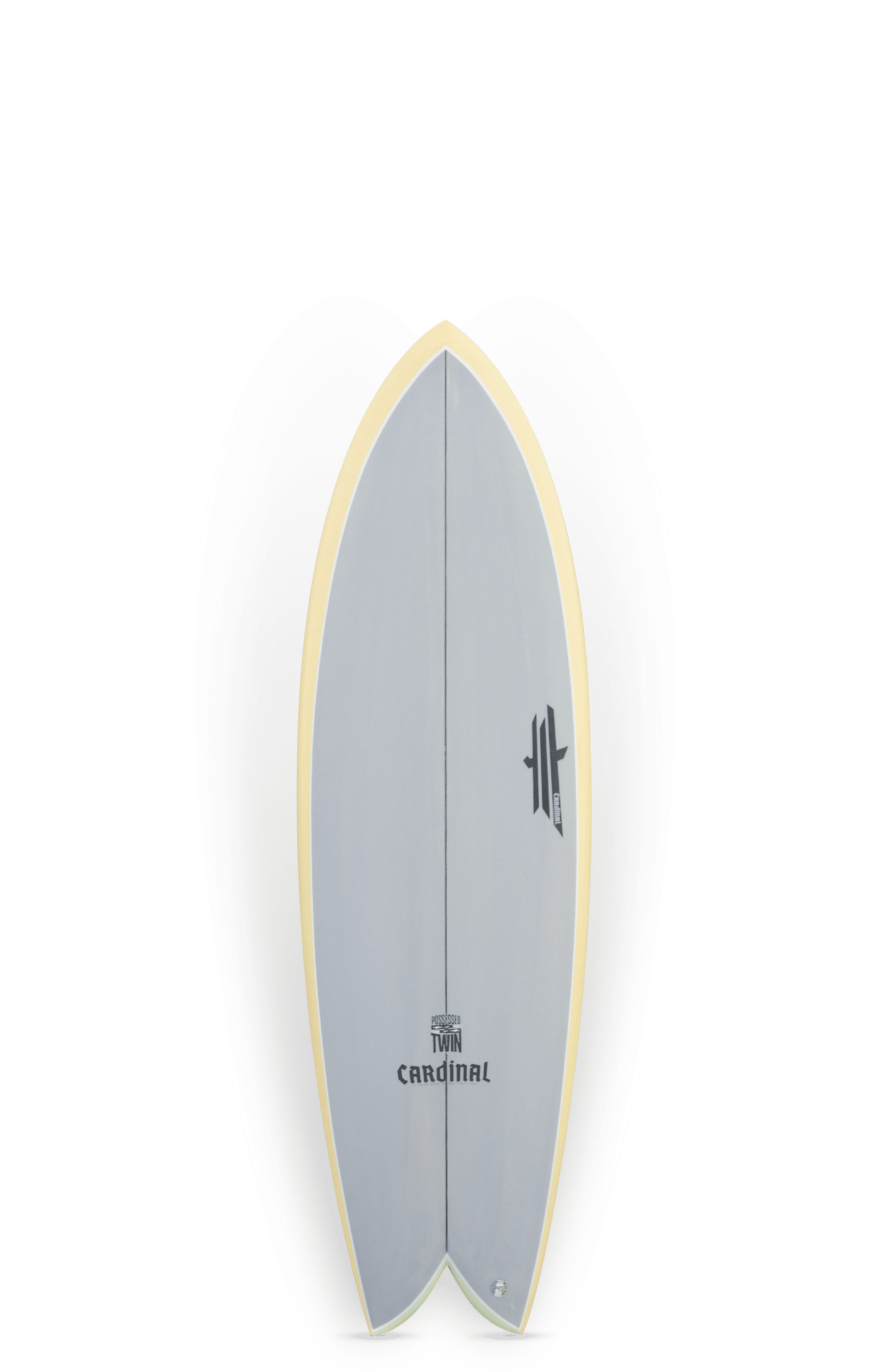 Shapers-Club- Una tavola da surf classica a doppia pinna della collezione di Roger Hinds, chiamata «The Classic», si erge alta, mettendo in mostra la parte inferiore. La tavola presenta un'elegante superficie grigia con vistosi rails gialli, un nose appuntito e un design a coda di rondine. Al centro, la parola «Cardinal» e un logo sono stampati in modo evidente. Questo impressionante modello misura 9'4" x 23" x 3'1/4". -surfshop-surfboard