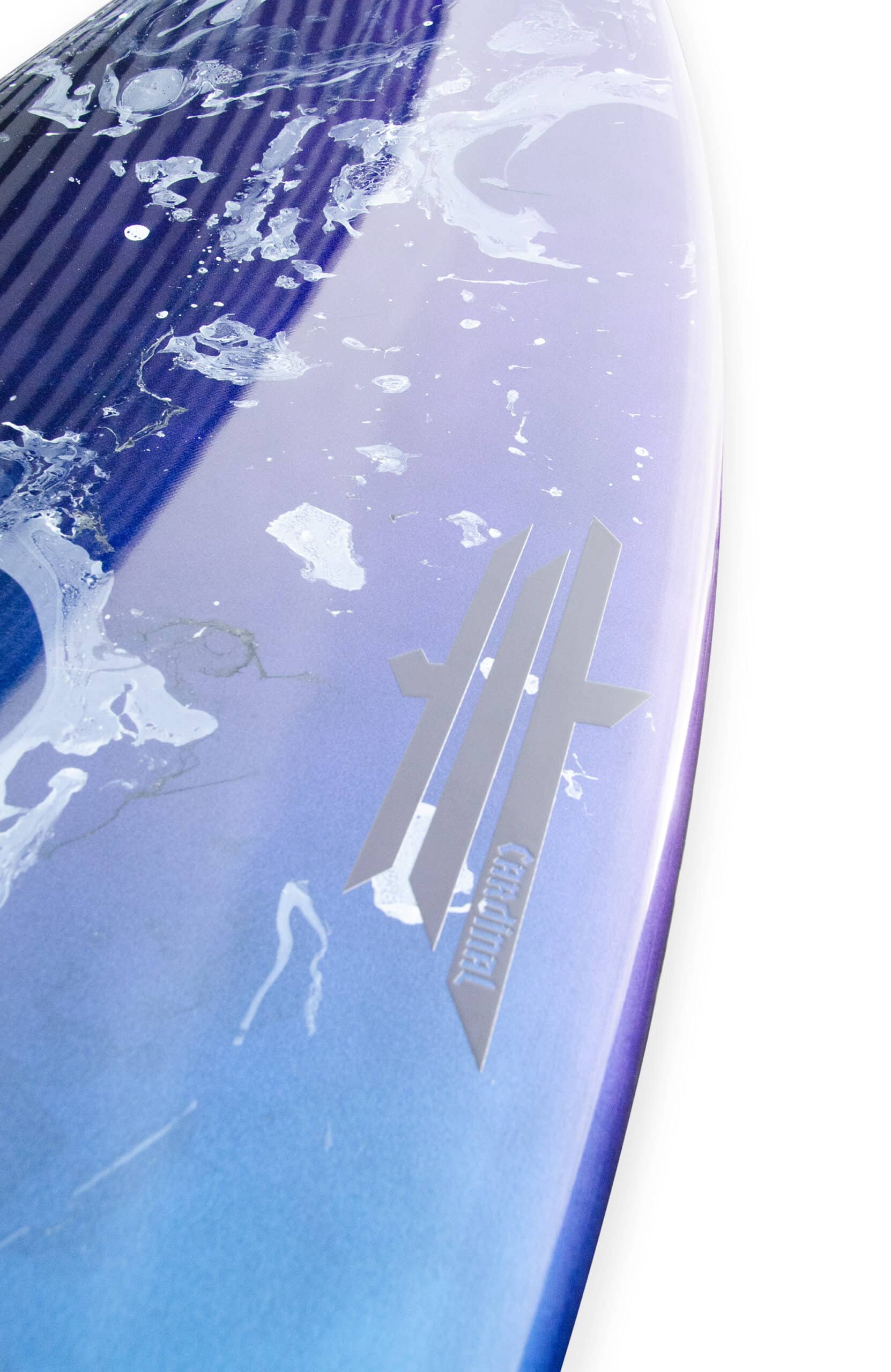 Shapers-Club- Un gros plan de la planche de surf Lucky 13 5'9" présente un design dégradé bleu-violet avec des motifs abstraits blancs et un logo de trois lignes verticales au-dessus de "Fireball". Sa finition brillante reflète magnifiquement la lumière, soulignant ses détails élégants. -surfshop-surfboard