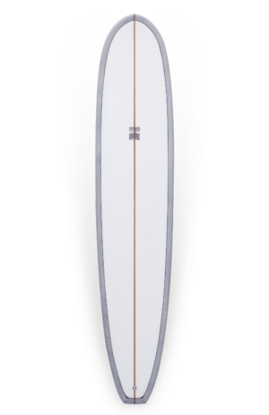 Shapers-Club- Une planche de surf blanche du modèle Joel de Pinder Hawaii (9'7" x 23" x 3' 1/8"), avec un contour noir et une bande orange au centre, est présentée sur un fond uni. Le logo "Album Surf" est bien visible près du centre supérieur de cette planche méticuleusement conçue. -surfshop-surfboard