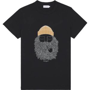 Shapers-Club- T-shirt noir avec un dessin abstrait d'un visage avec une barbe épaisse à motifs et un bonnet en tricot jaune, le tout accompagné d'une pipe fumante. L'œuvre est stylisée et géométrique. -surfshop-surfboard