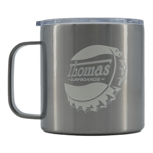Shapers-Club- Silver-plated metal mug with transparent lid, engraved with the "Thomas Surfboards" logo and a wave motif. Part of the Shapersclub Mugs collection, available in beige as the Thomas Surfboards isothermal capsule. -surfshop-surfboard