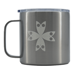 Shapers-Club- Le mug isotherme Shapersclub Joel Fitzgerald planches de surf beige est un mug en acier inoxydable avec une poignée, un couvercle en plastique transparent et un design en étoile minimaliste avec des feuilles stylisées avec des détails découpés, parfait pour garder les boissons au chaud lors de vos déplacements. -surfshop-surfboard