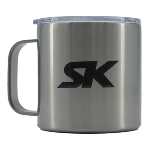 Shapers-Club- Stu Kenson's isothermal mug features an elegant silver metal design with a transparent lid and a black "SK" logo printed on the side, embodying the brand's typical elegant style. -surfshop-surfboard