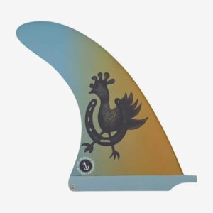 Shapers-Club- L'aileron de planche de surf COREY COLAPINTO 10 présente un motif de coq vibrant sur un fond dégradé bleu-orange, accentué par un petit logo d'ancre près de la base. -surfshop-surfboard