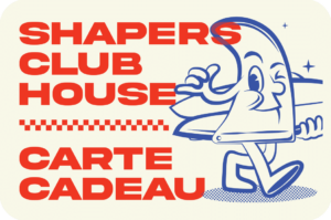 Shapers-Club- Un'illustrazione colorata presenta un testo rosso in grassetto che recita «SHAPERS CLUB HOUSE» e «Online Gift Card». Un personaggio blu dei cartoni animati con una tavola da surf sorride e fa il pollice in su, con linee decorative che separano il testo. -surfshop-surfboard