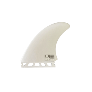Shapers-Club- Un seul aileron de planche de surf blanc Former Twad (Single Tab) avec un petit logo à la base, sur fond vert uni. -surfshop-surfboard