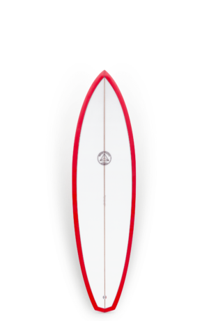 Shapers-Club- Une planche de surf Russ Short, 6'2" x 19' 1/2" x 2' 1/2", présente un design blanc avec une bordure rouge et un logo au centre, debout sur un fond vierge. -surfshop-surfboard