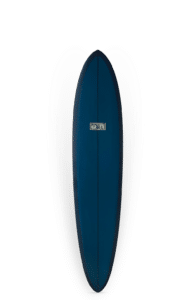 Shapers-Club- Le Kimbo Twin de 7'11" en Bleu Mat se tient debout, projetant une ombre dégradée argentée et noire, avec un logo rectangulaire central qui capture son design élégant. -surfshop-surfboard