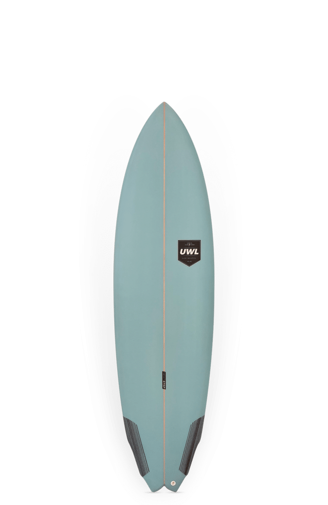 Shapers-Club- Une planche de surf Next Step bleu clair (6'6" x 20 7/8" x 2 3/4", 40L) présente un nez pointu, des côtés arrondis, des ailerons noirs et un logo "UWL" près du haut, affiché sur un fond uni. -surfshop-surfboard