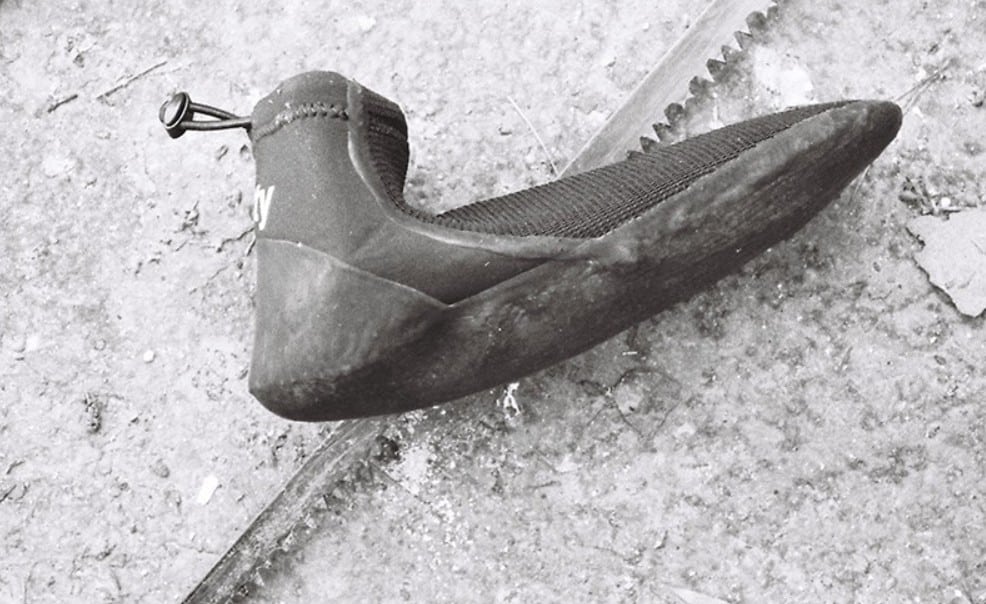 Split toe vs round toe: which type of booties to choose for winter surfing? 🏄‍♂️🦶