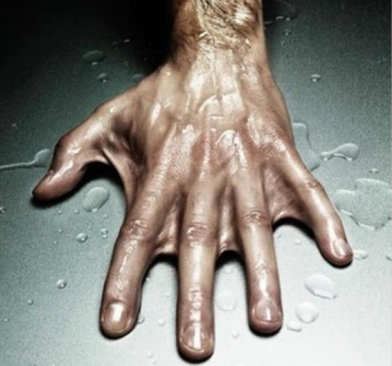 Webbed neoprene gloves for surfing: gadget or real advantage? 🧤🏄‍♂️