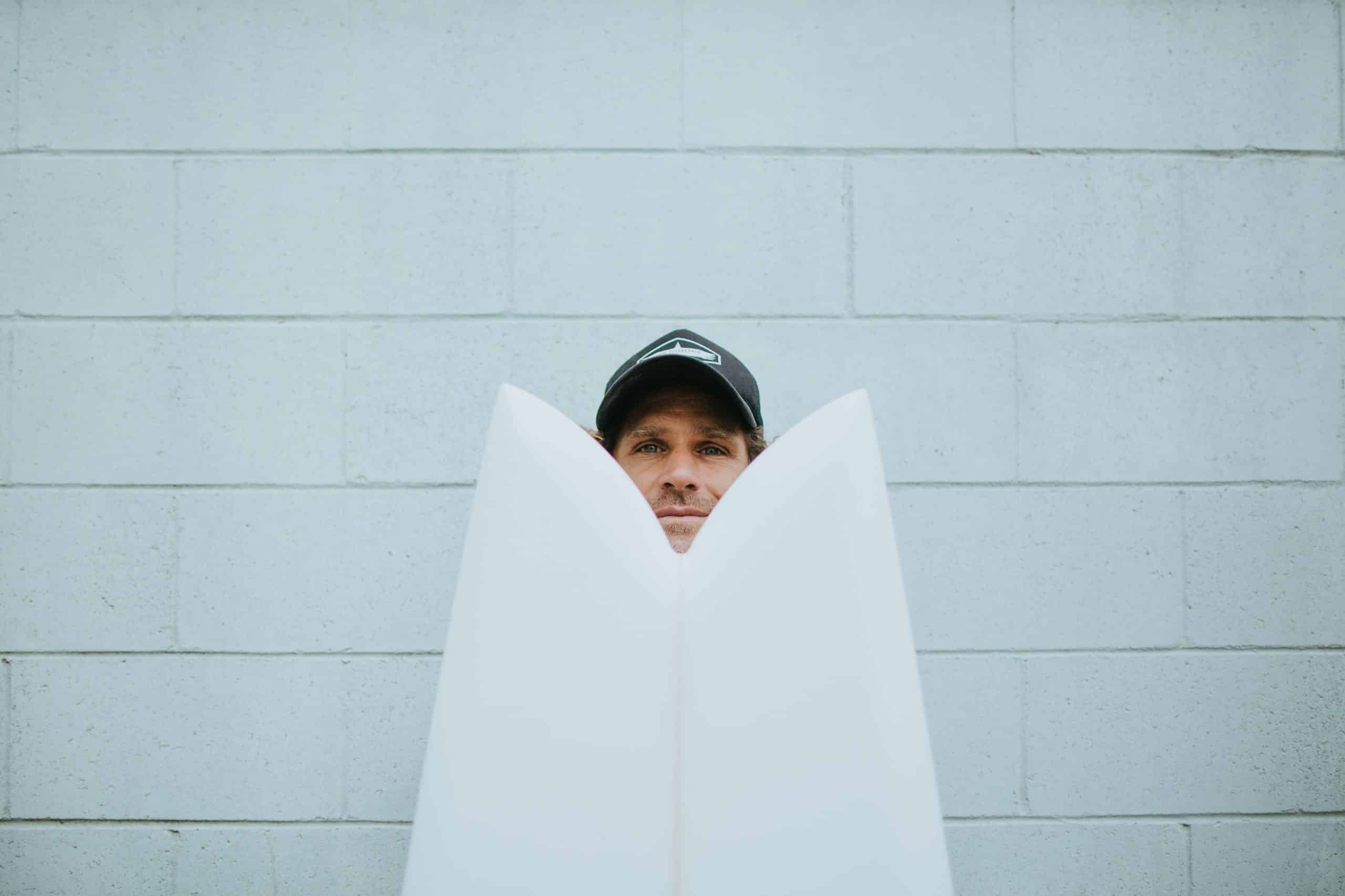 🏄 Commande ta planche de surf sur mesure par Joel Fitzgerald – en résidence au Shapers Club à Marennes